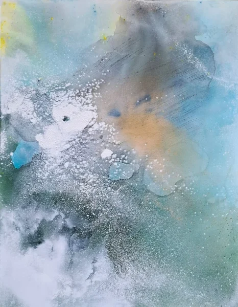 Monique ORSINI, Nuage paysage de gris, peinture abstraite en technique mixte aux nuances de gris, bleu, blanc, turquoise et beige, évoquant un paysage nuageux et brumeux.