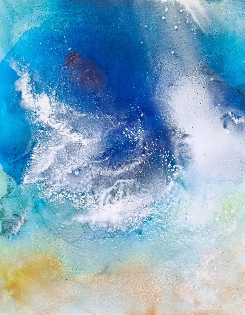 Monique ORSINI, Vague scélérate, peinture abstraite en technique mixte aux nuances de bleu, turquoise, blanc et argenté, évoquant le mouvement et la puissance d’une vague.