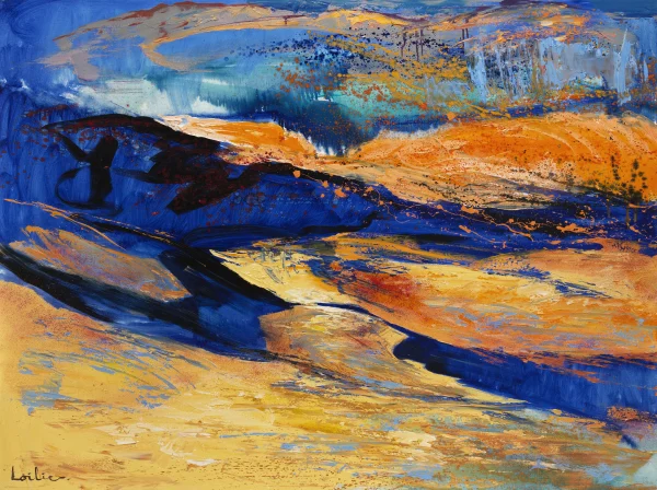 Hervé LOILIER, Soleil couchant sur les dunes, huile sur toile, format 80F. Paysage aux accents abstraits évoquant des dunes baignées par la lumière du soleil couchant, où les étendues de sable ocre et doré contrastent avec les ombres profondes bleu nuit. Les touches dynamiques d’orange, de turquoise et de bleu intense composent une scène lumineuse et vibrante, sublimant les jeux de lumière et de matière.